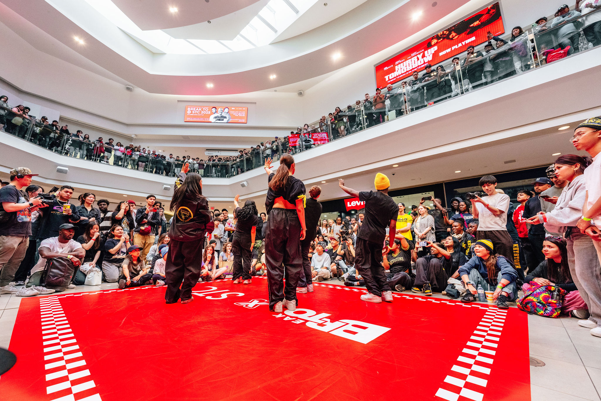 a group of dancer dancing